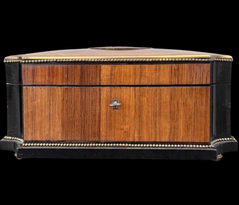 Scatola in legno intarsiato con motivi geometrici e medaglione in porcellana dipinta -photo-2