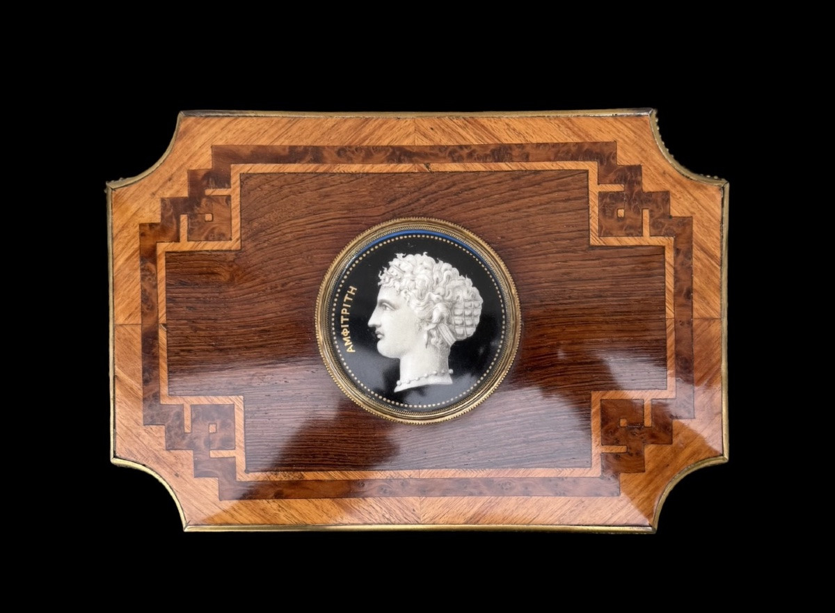 Scatola in legno intarsiato con motivi geometrici e medaglione in porcellana dipinta -photo-3