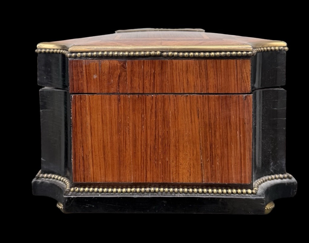 Scatola in legno intarsiato con motivi geometrici e medaglione in porcellana dipinta -photo-4