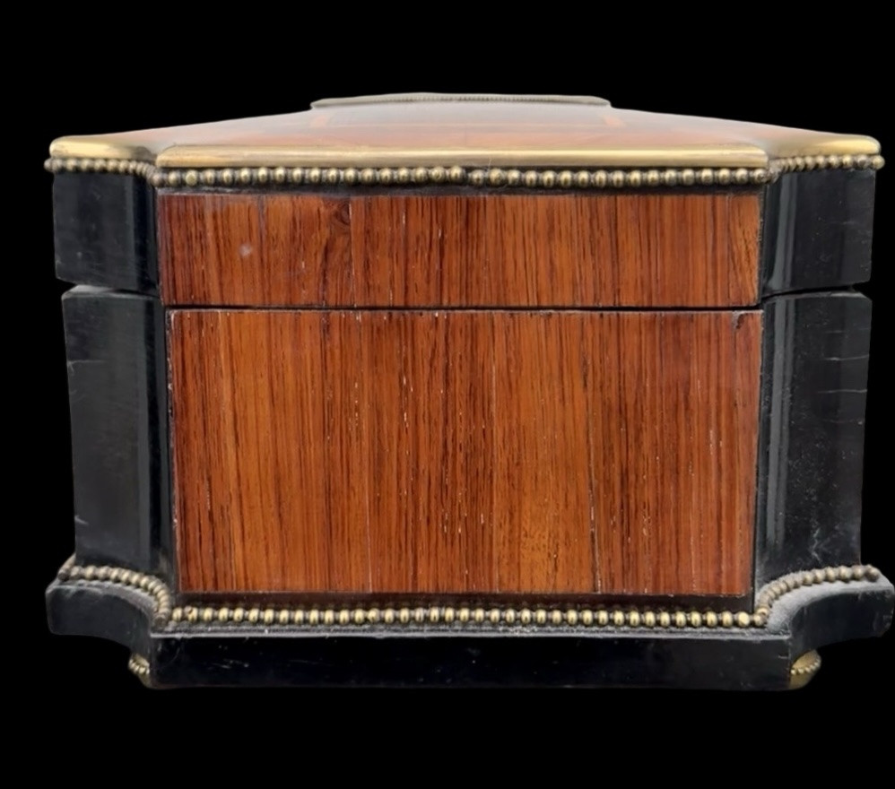 Scatola in legno intarsiato con motivi geometrici e medaglione in porcellana dipinta -photo-1