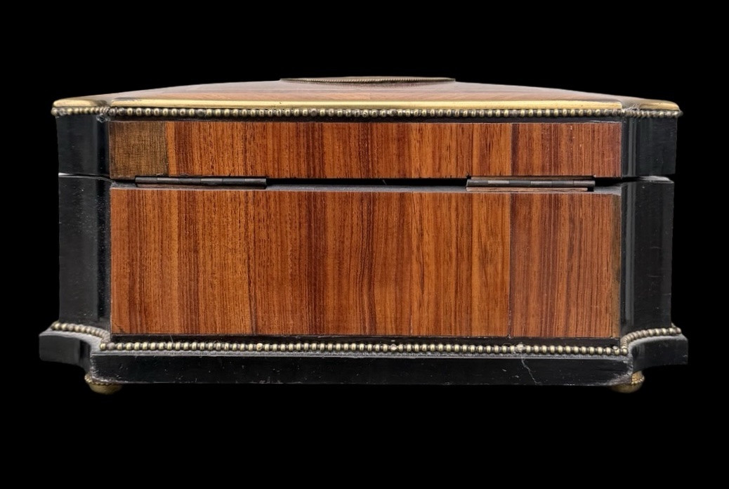 Scatola in legno intarsiato con motivi geometrici e medaglione in porcellana dipinta -photo-2