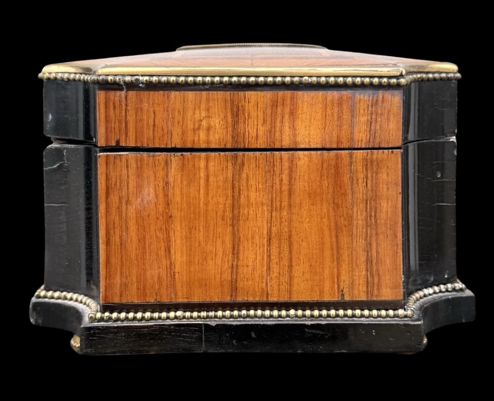 Scatola in legno intarsiato con motivi geometrici e medaglione in porcellana dipinta -photo-3