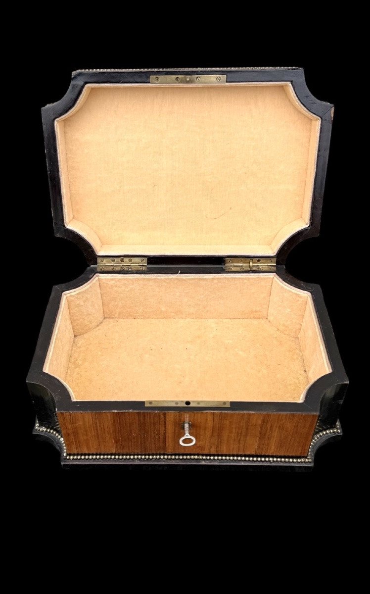 Scatola in legno intarsiato con motivi geometrici e medaglione in porcellana dipinta -photo-4