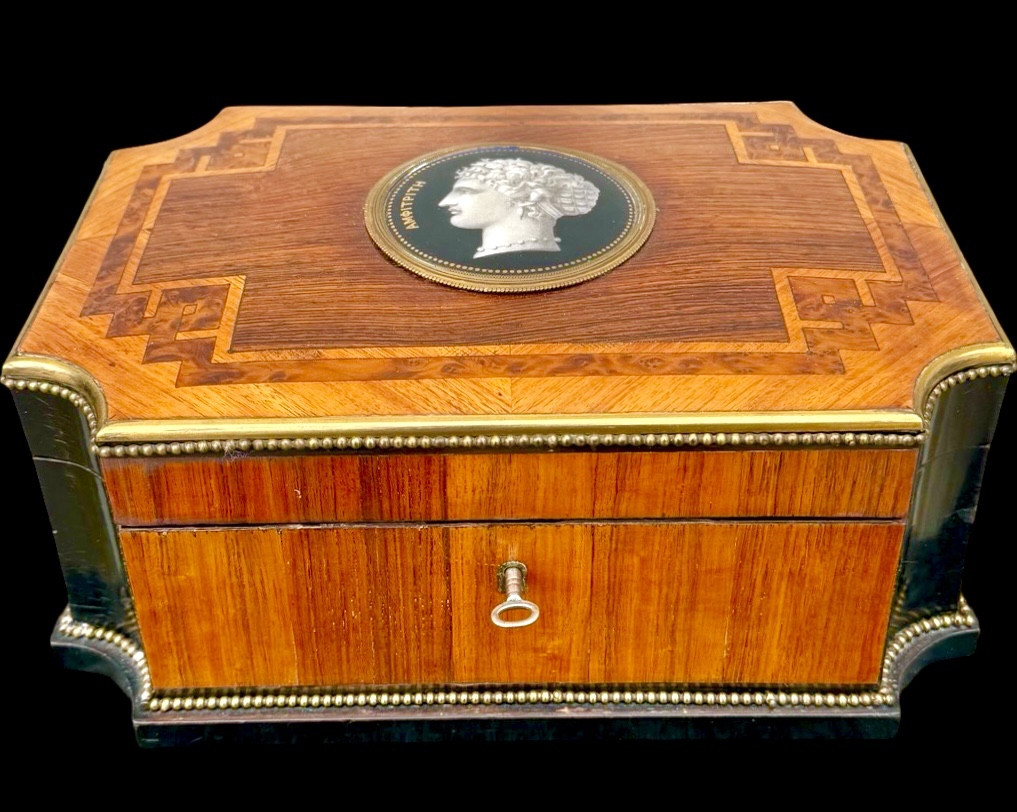 Scatola in legno intarsiato con motivi geometrici e medaglione in porcellana dipinta 