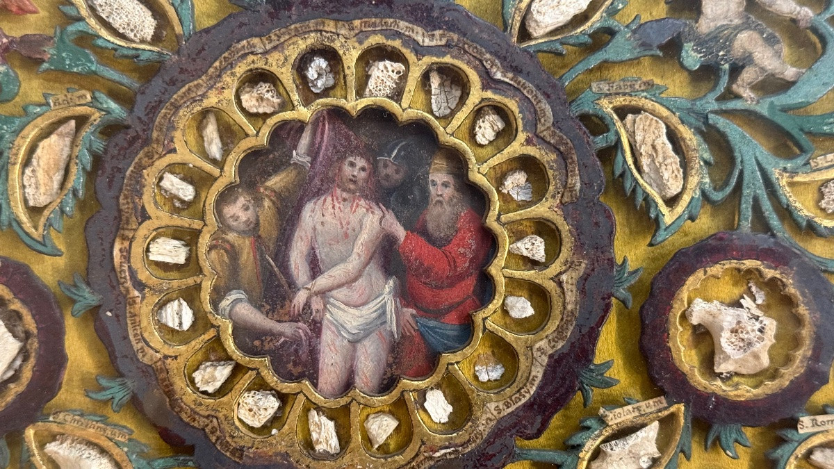 Quadro reliquiario con composizione in legno traforato in rilievo con putti e motivi vegetali.-photo-3