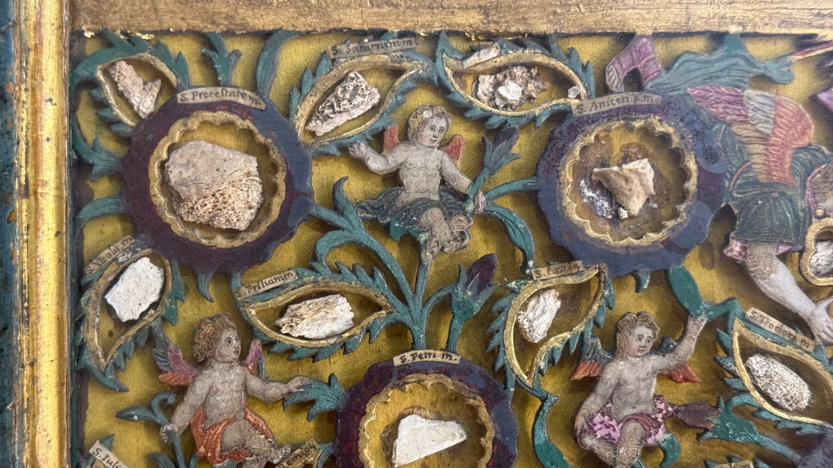 Quadro reliquiario con composizione in legno traforato in rilievo con putti e motivi vegetali.-photo-4