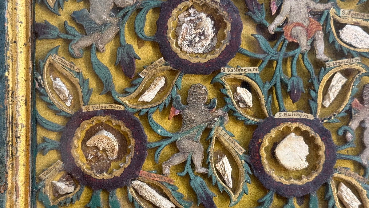 Quadro reliquiario con composizione in legno traforato in rilievo con putti e motivi vegetali.-photo-4