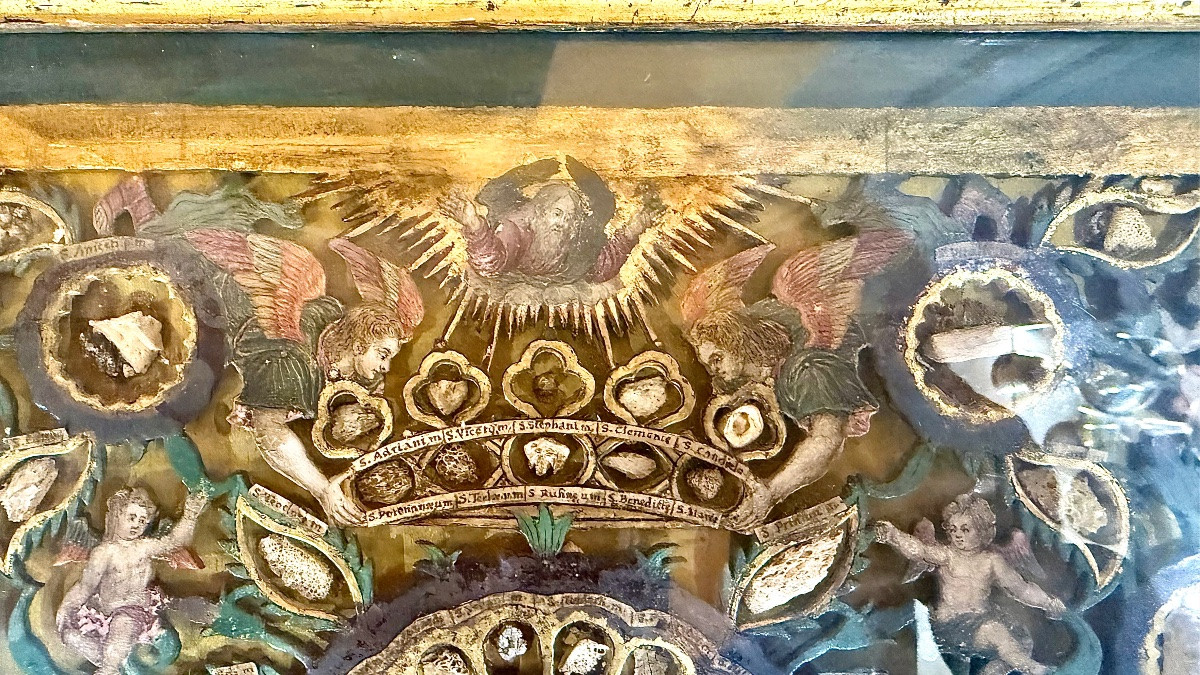 Quadro reliquiario con composizione in legno traforato in rilievo con putti e motivi vegetali.-photo-5