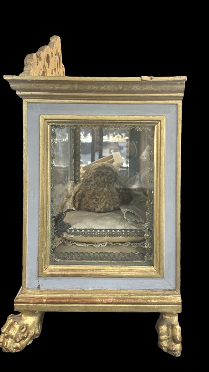 Scultura in cera Gesu’bambino  entro teca originale .Occhi in vetro e capelli naturali. -photo-4