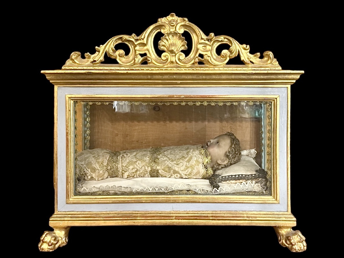 Scultura in cera Gesu’bambino  entro teca originale .Occhi in vetro e capelli naturali. 