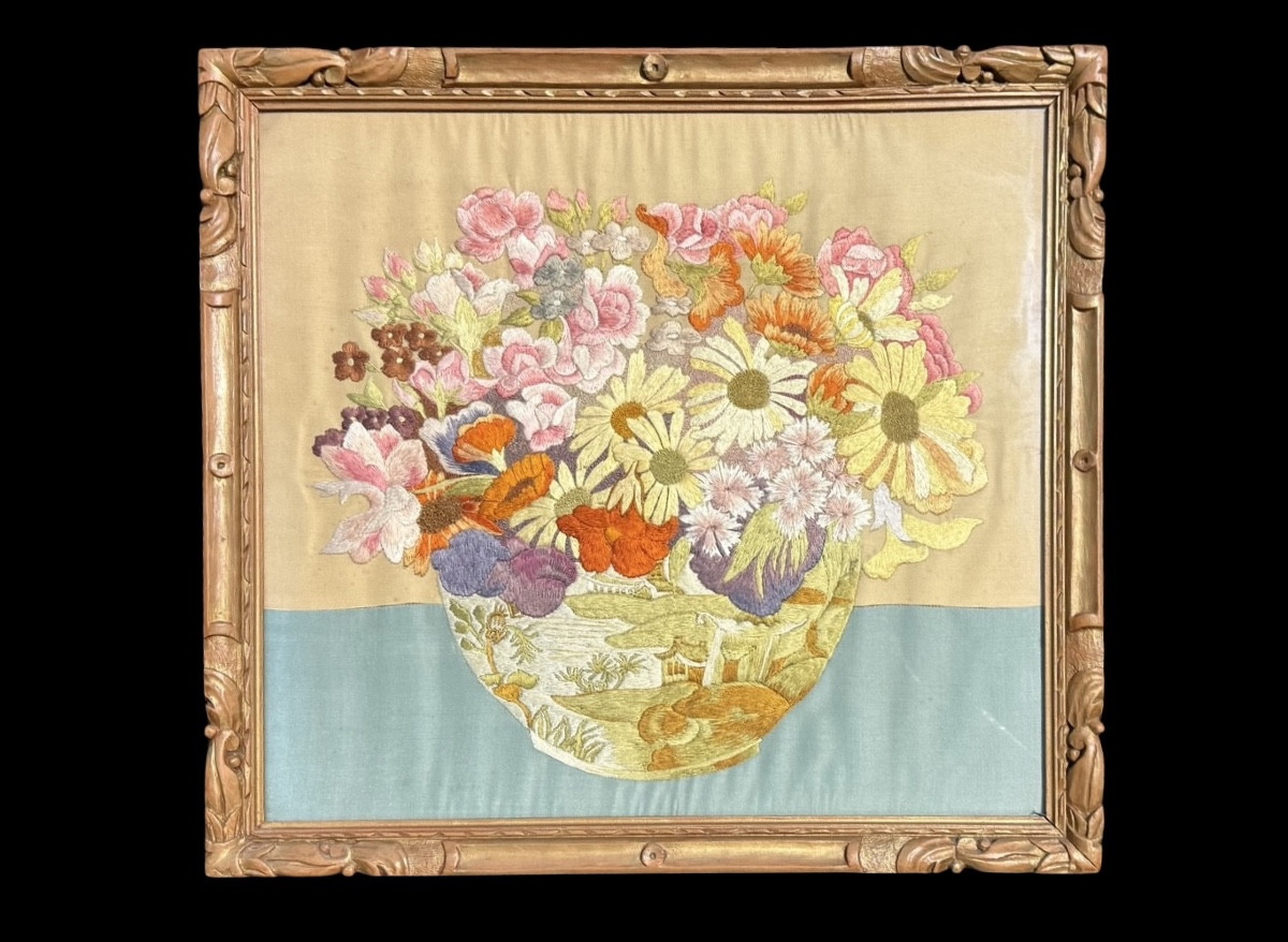 Pannello incorniciato con vaso di fiori ricamato su stoffa.