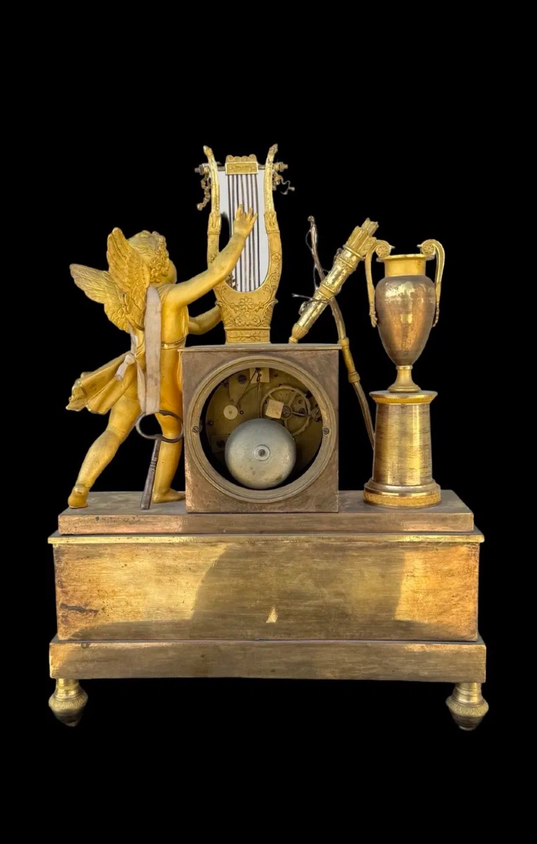 Orologio in bronzo dorato al mercurio con raffigurazione di cupido che suona la lira. -photo-4