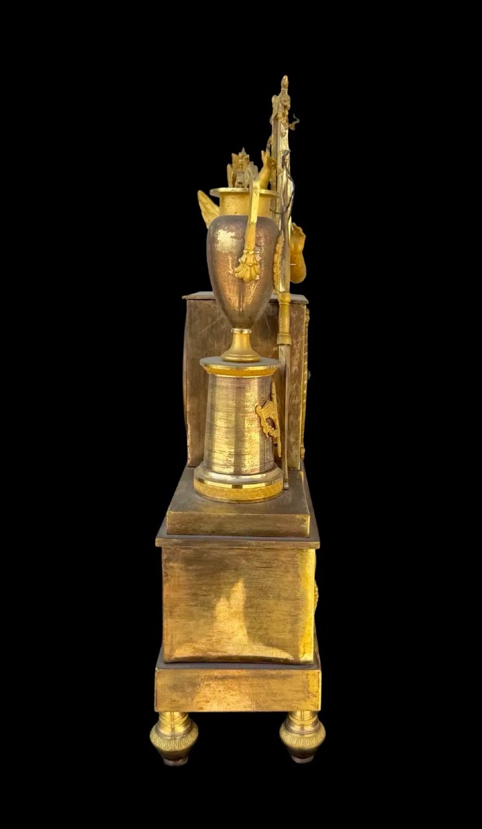 Orologio in bronzo dorato al mercurio con raffigurazione di cupido che suona la lira. -photo-1