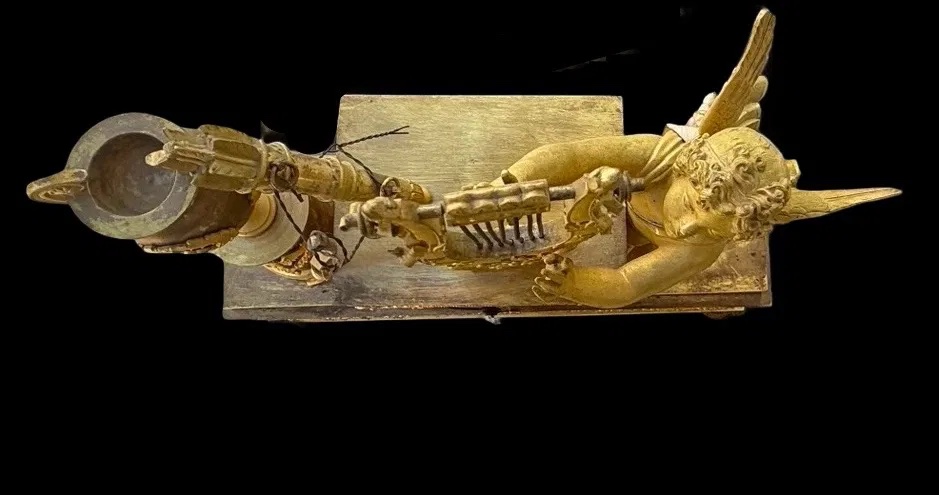Orologio in bronzo dorato al mercurio con raffigurazione di cupido che suona la lira. -photo-2