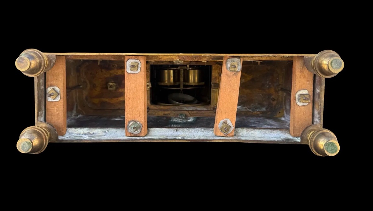 Orologio in bronzo dorato al mercurio con raffigurazione di cupido che suona la lira. -photo-3