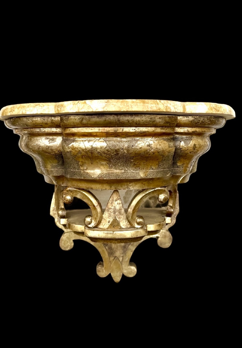 Mensola applique in legno intagliato con doratura a mecca e piano in marmo,