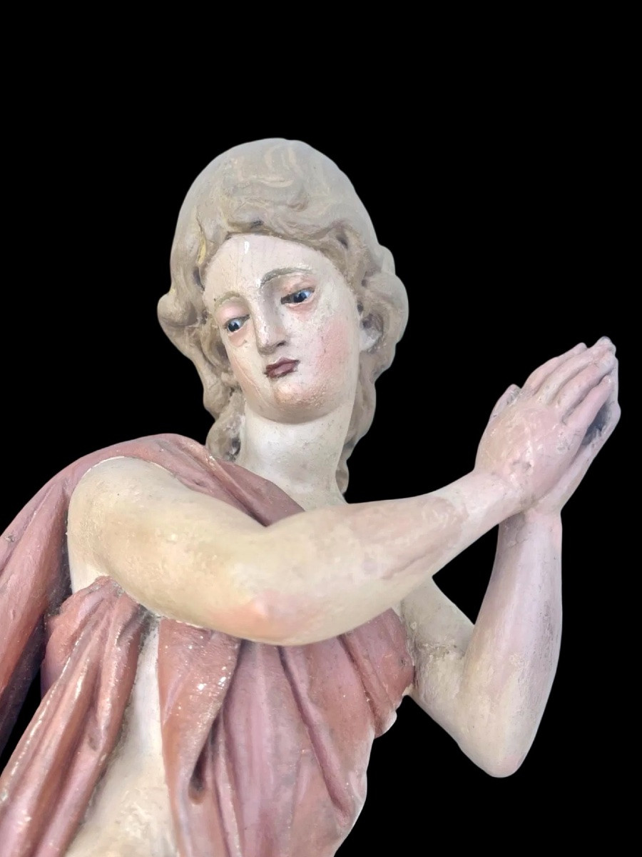 Coppia di angeli policromi a figura intera in legno scolpito e dipinto.-photo-4