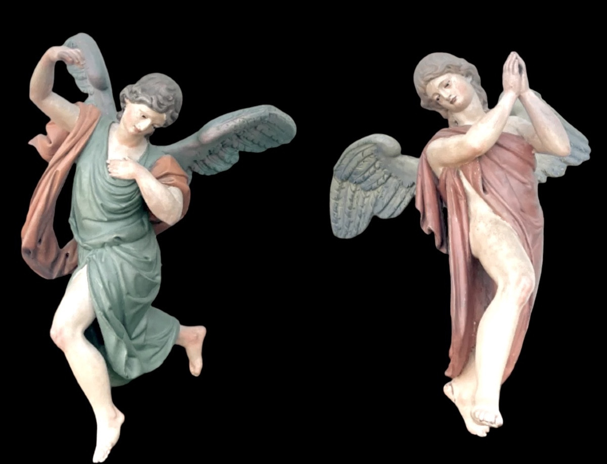 Coppia di angeli policromi a figura intera in legno scolpito e dipinto.