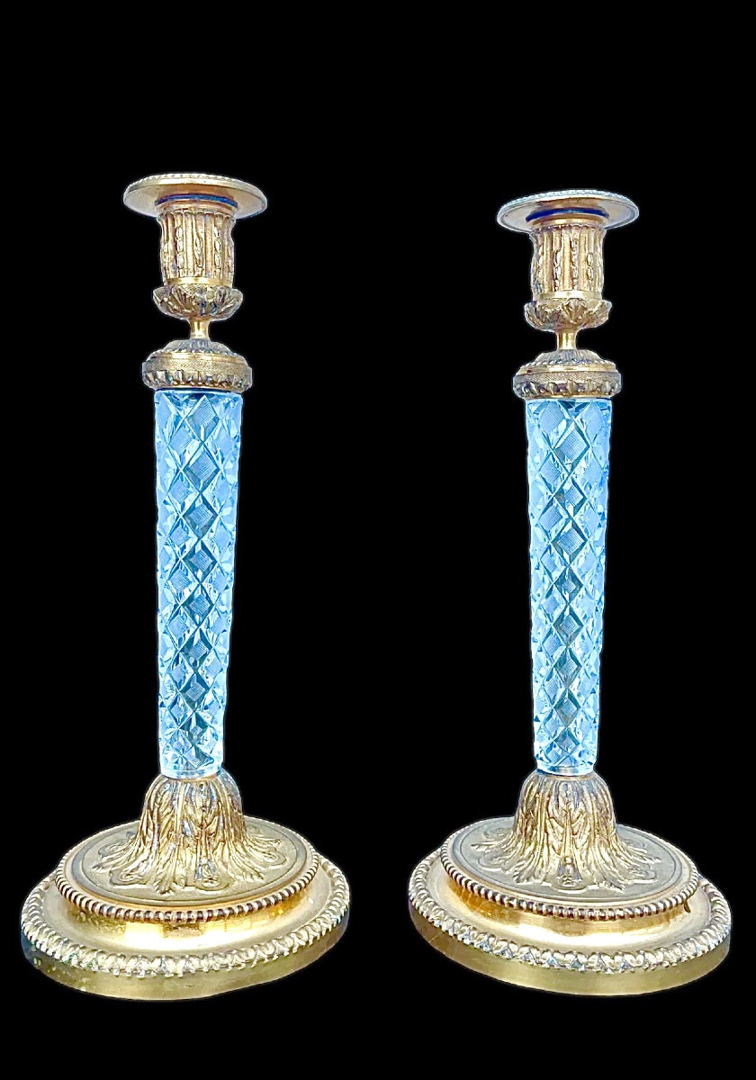 Coppia di candelieri con base e coppa in bronzo dorato 