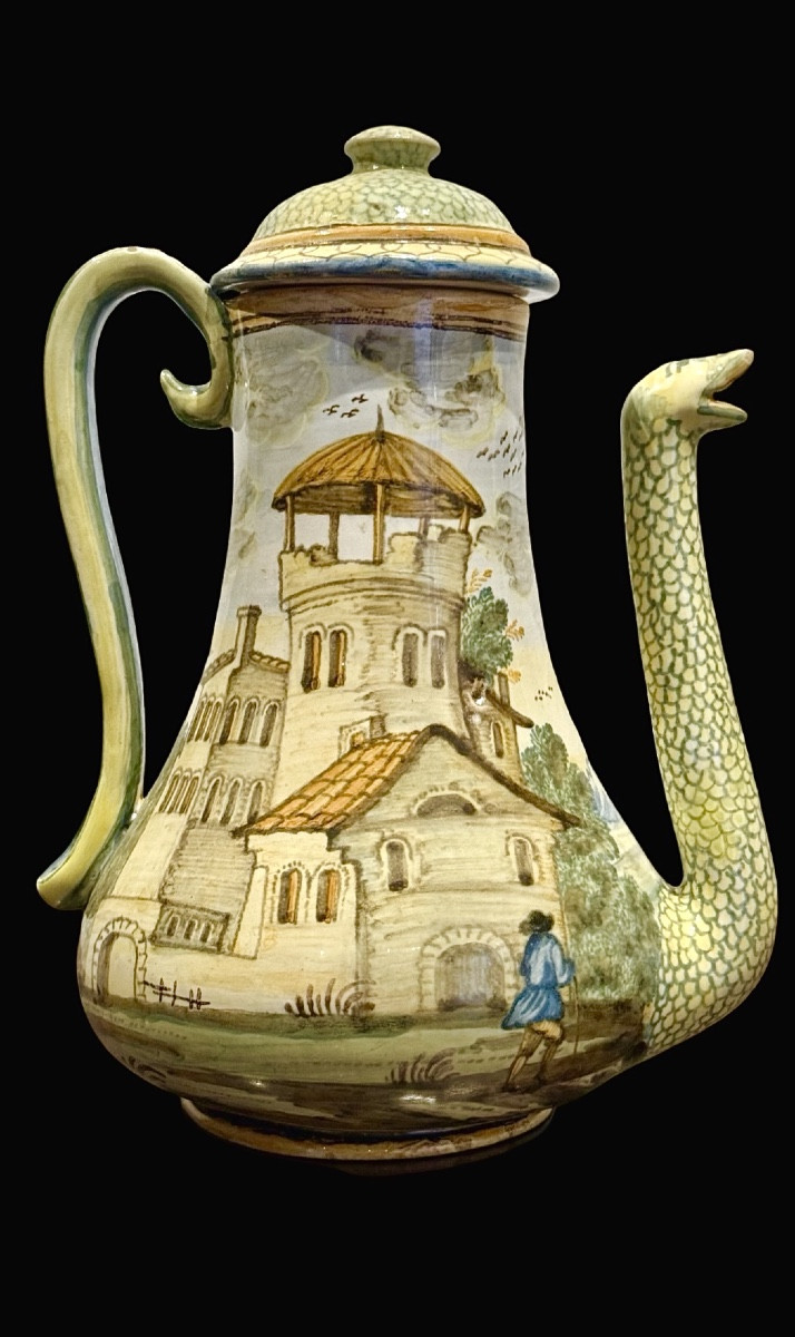 Caffettiera in maiolica a corpo piriforme con beccuccio a forma di serpente.