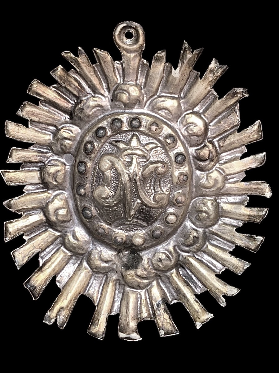 Acquasantiera a cestello in argento sbalzato con motivi a raggi e simbolo Mariano -photo-1