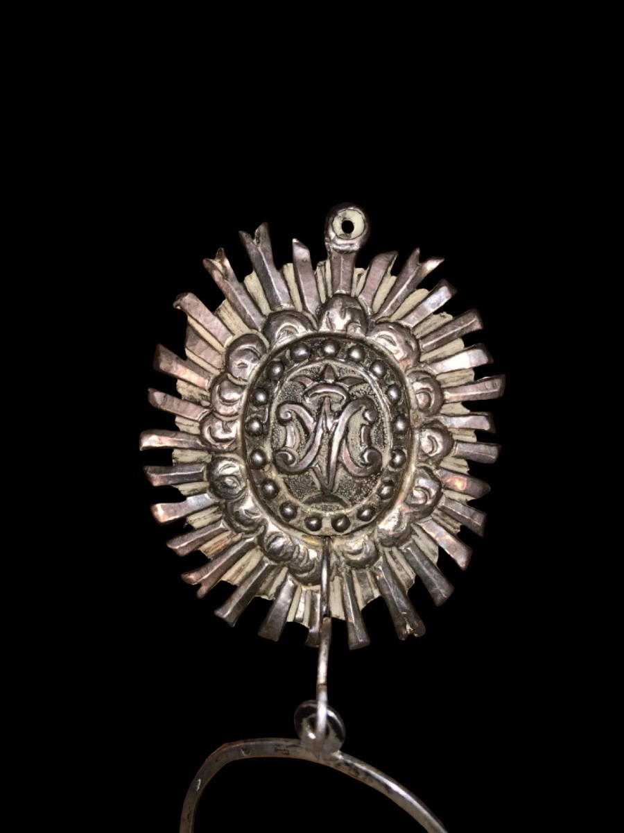 Acquasantiera a cestello in argento sbalzato con motivi a raggi e simbolo Mariano -photo-2