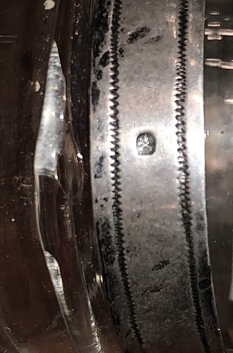 Acquasantiera a cestello in argento sbalzato con motivi a raggi e simbolo Mariano -photo-4