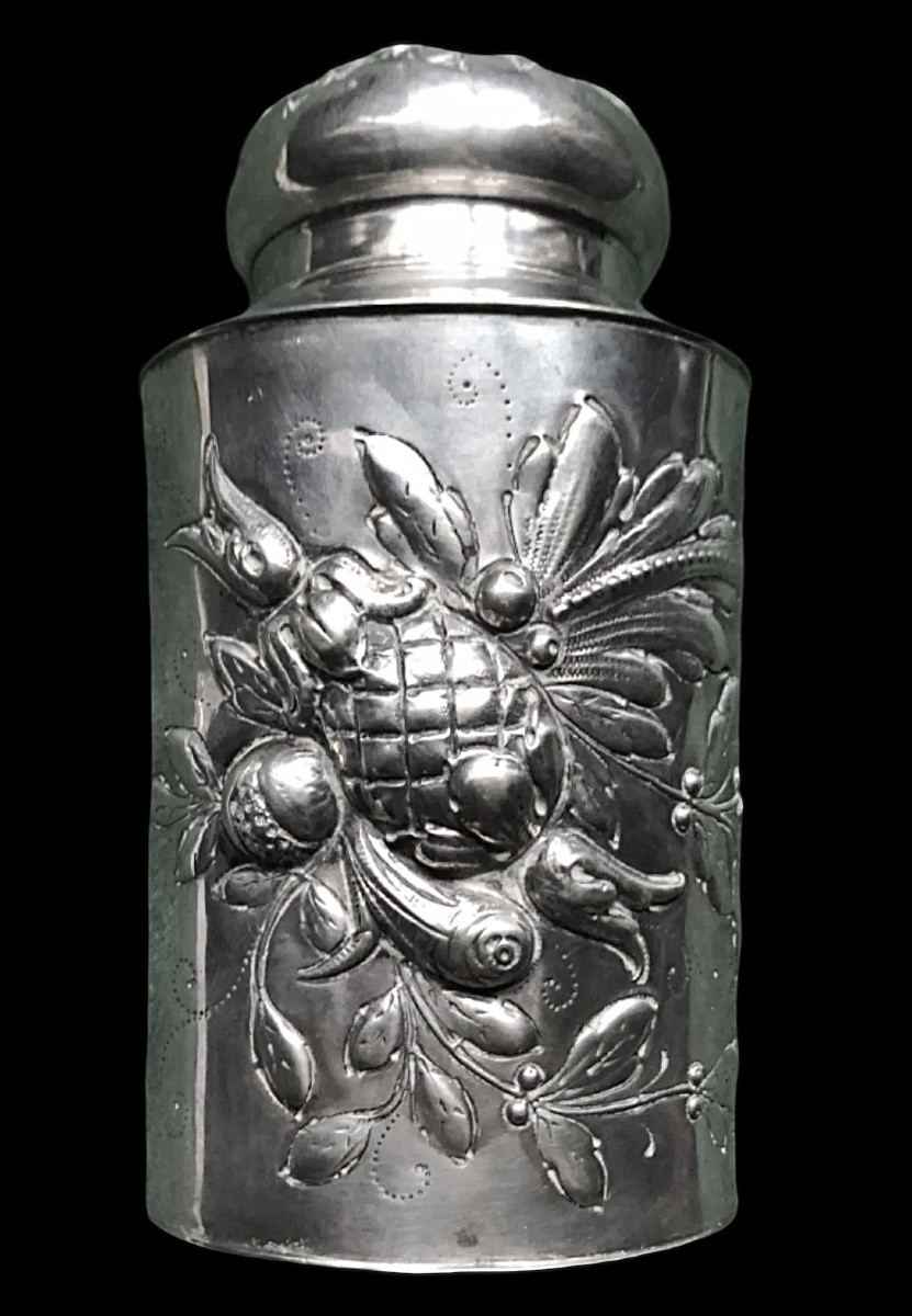 Scatola porta-the’ in argento sbalzato con decoro alla frutta.Germania.