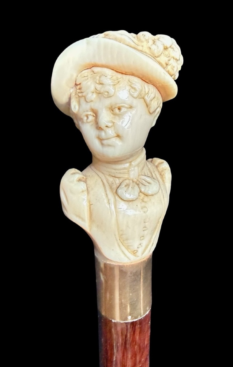 Bastone con pomolo in avorio raffigurante busto femminile con cappello. -photo-2