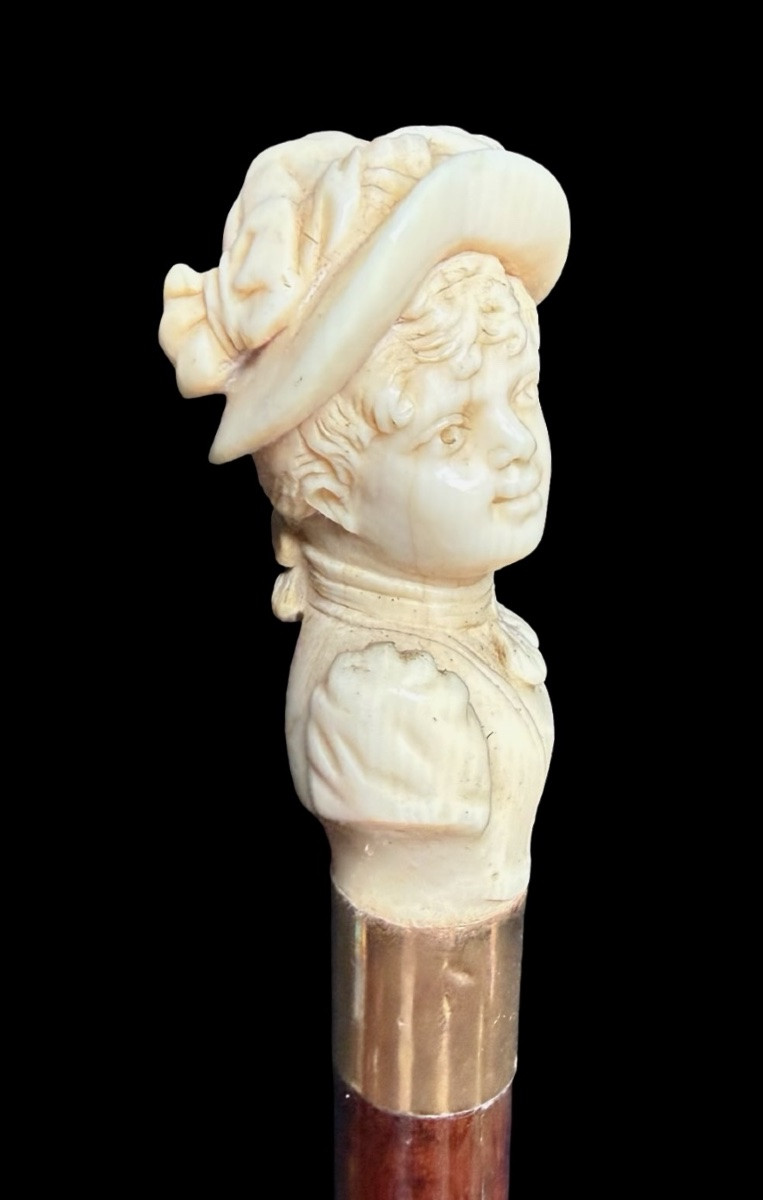 Bastone con pomolo in avorio raffigurante busto femminile con cappello. -photo-3