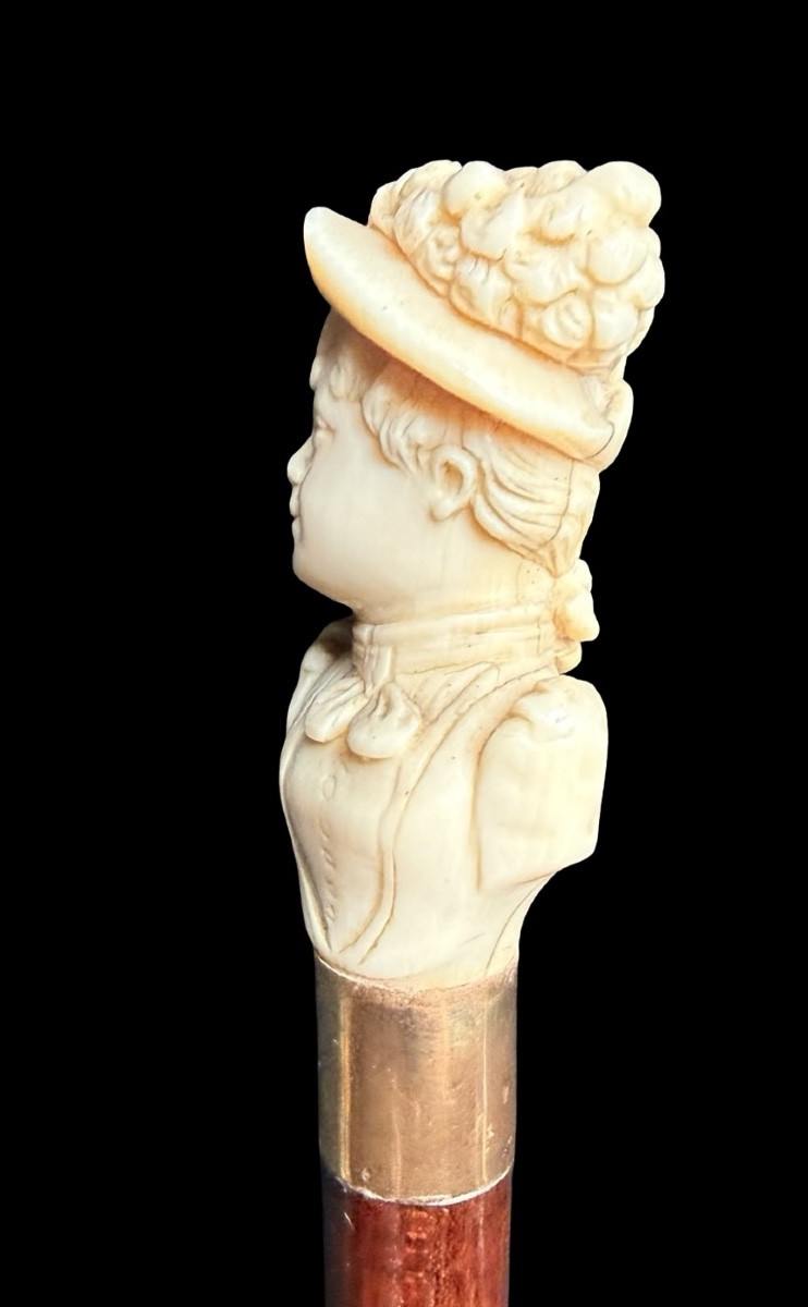 Bastone con pomolo in avorio raffigurante busto femminile con cappello. -photo-4