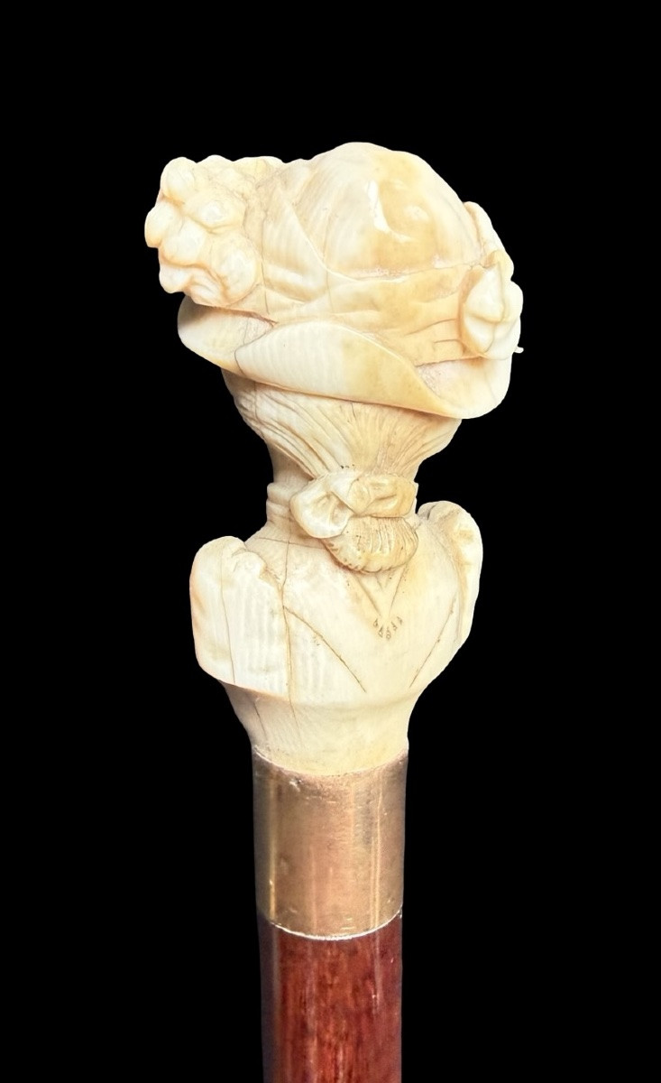 Bastone con pomolo in avorio raffigurante busto femminile con cappello. -photo-1