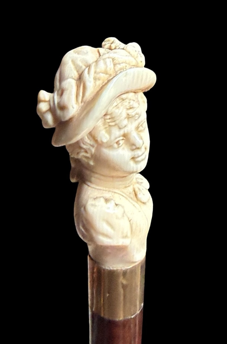 Bastone con pomolo in avorio raffigurante busto femminile con cappello. -photo-2