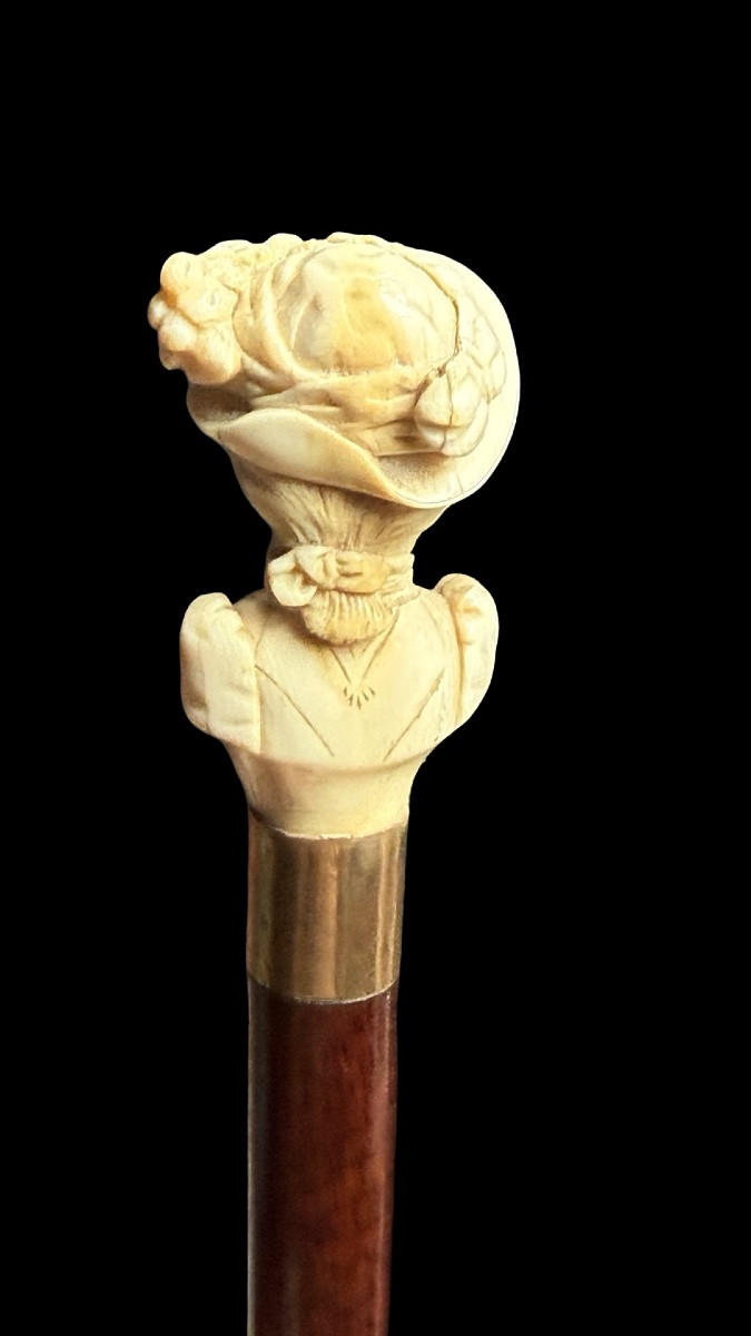 Bastone con pomolo in avorio raffigurante busto femminile con cappello. -photo-4