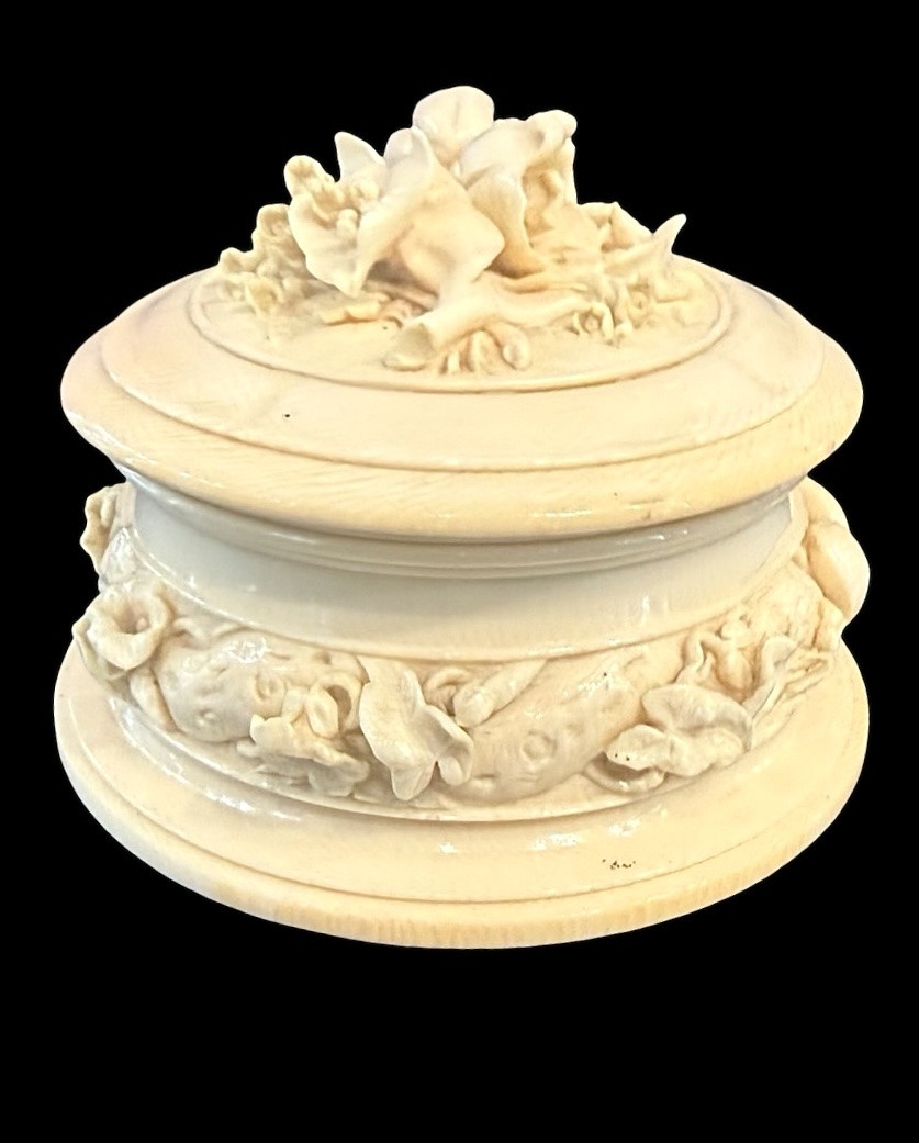 Scatola di forma ovale in avorio  lavorata a bassorilievo con motivi vegetali e  floreali.-photo-2
