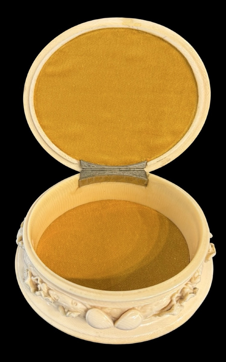 Scatola di forma ovale in avorio  lavorata a bassorilievo con motivi vegetali e  floreali.-photo-3
