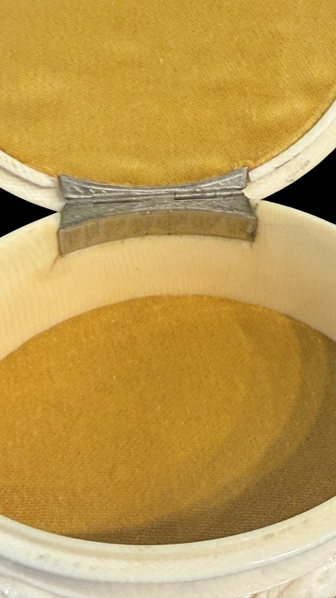 Scatola di forma ovale in avorio  lavorata a bassorilievo con motivi vegetali e  floreali.-photo-4