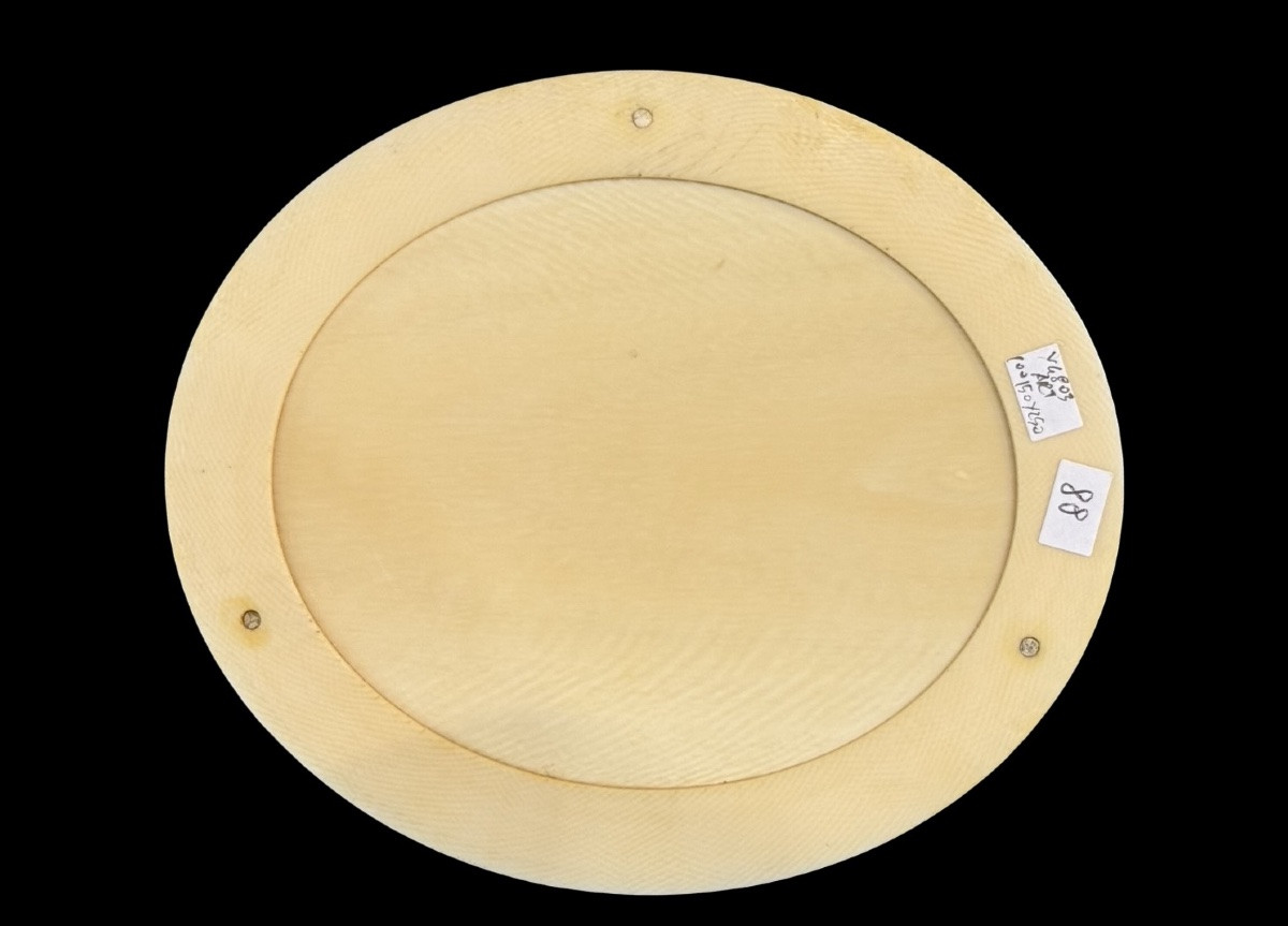 Scatola di forma ovale in avorio  lavorata a bassorilievo con motivi vegetali e  floreali.-photo-5