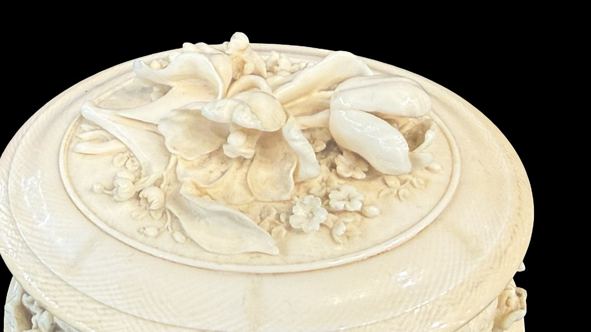 Scatola di forma ovale in avorio  lavorata a bassorilievo con motivi vegetali e  floreali.-photo-6