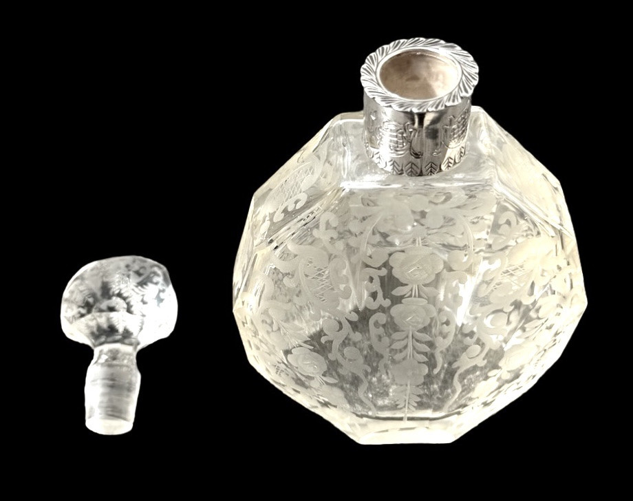 Bottiglietta da profumo a sezione ottagonale  in cristallo molato -photo-1