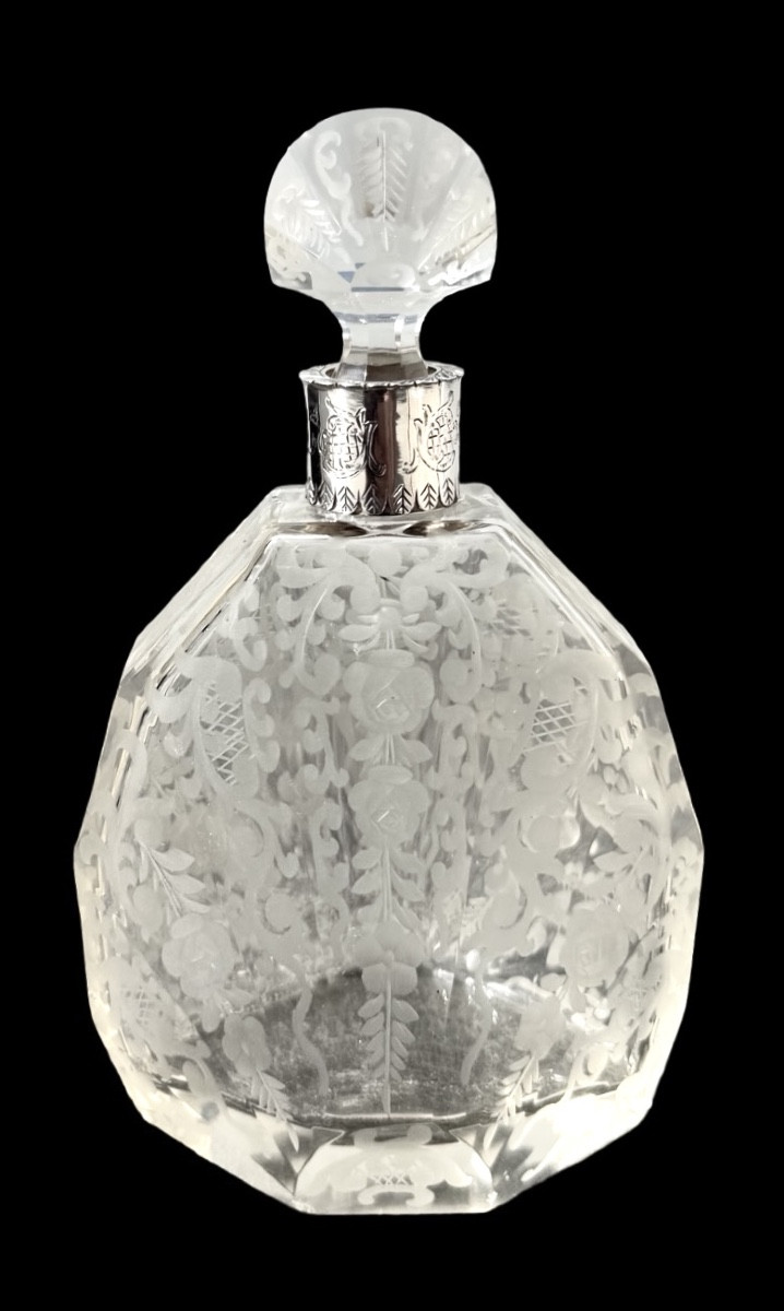 Bottiglietta da profumo a sezione ottagonale  in cristallo molato 