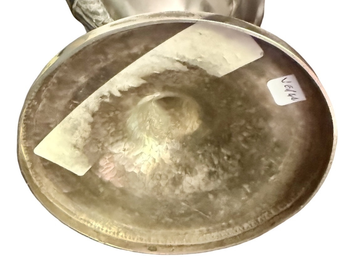 Caffettiera in argento a corpo piriforme su base circolare profilata da foglie lanceolate.-photo-4