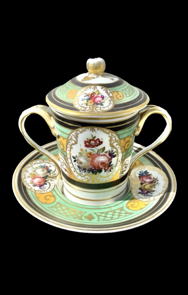 Tazza da puerpera in porcellana con decori a campi floreali,motivi geometrici,lumeggiature oro.