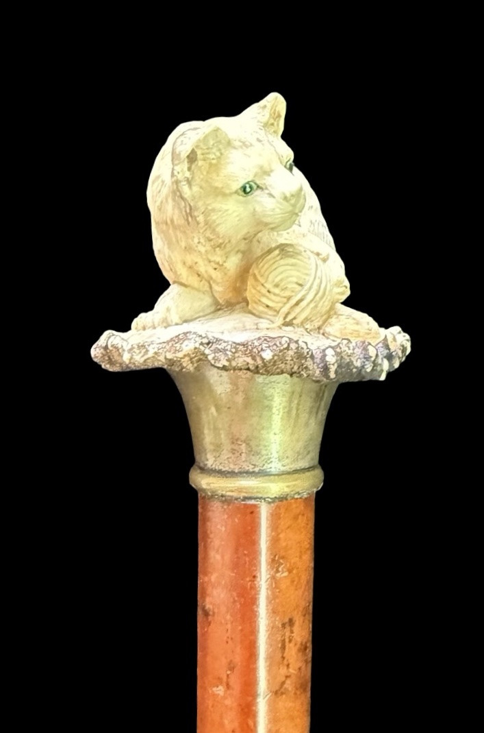 Bastone con pomolo in corno di cervo raffigurante gatto che gioca con gomitolo. -photo-1