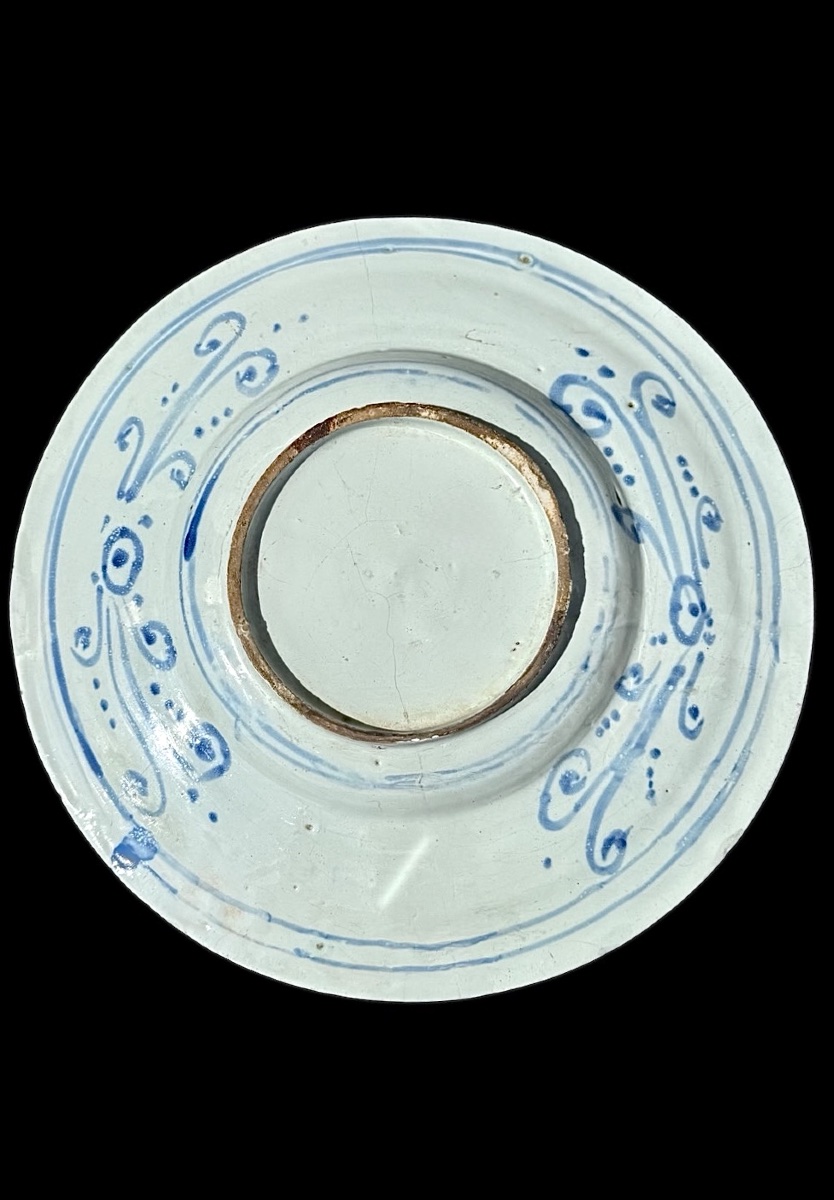 Piatto in maiolica in monocromia turchina con coppia di personaggi in ambiente agreste.Nevers-photo-2