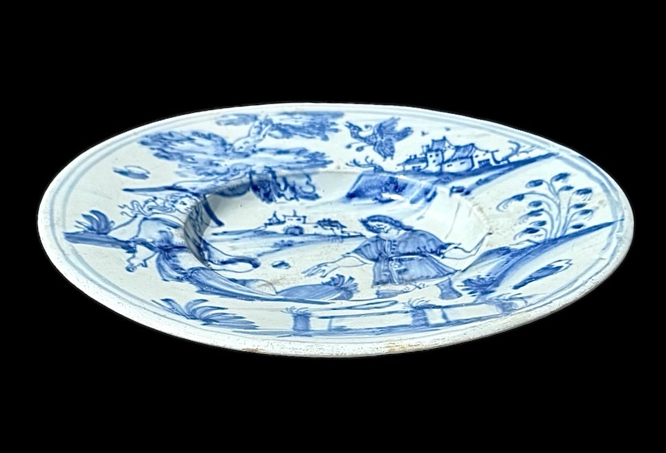 Piatto in maiolica in monocromia turchina con coppia di personaggi in ambiente agreste.Nevers-photo-3