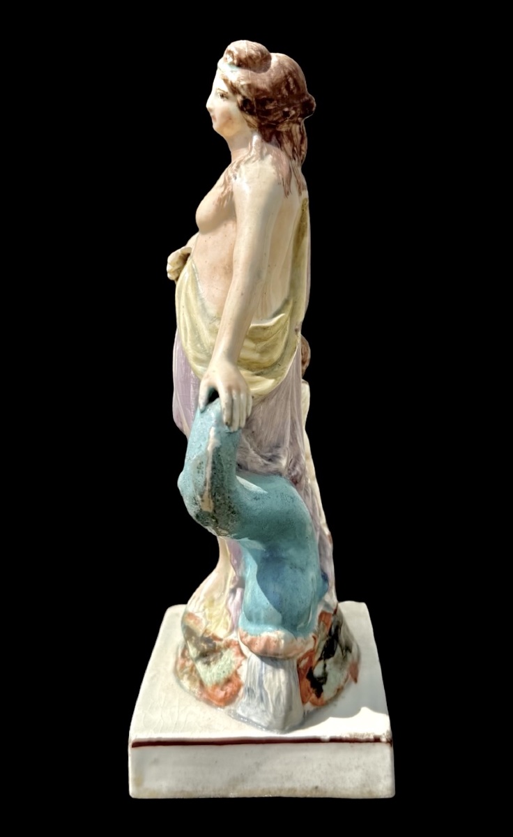 Figura in terraglia  policroma ( pearlware) di Venere con delfino e cherubino. Inghilterra.-photo-2