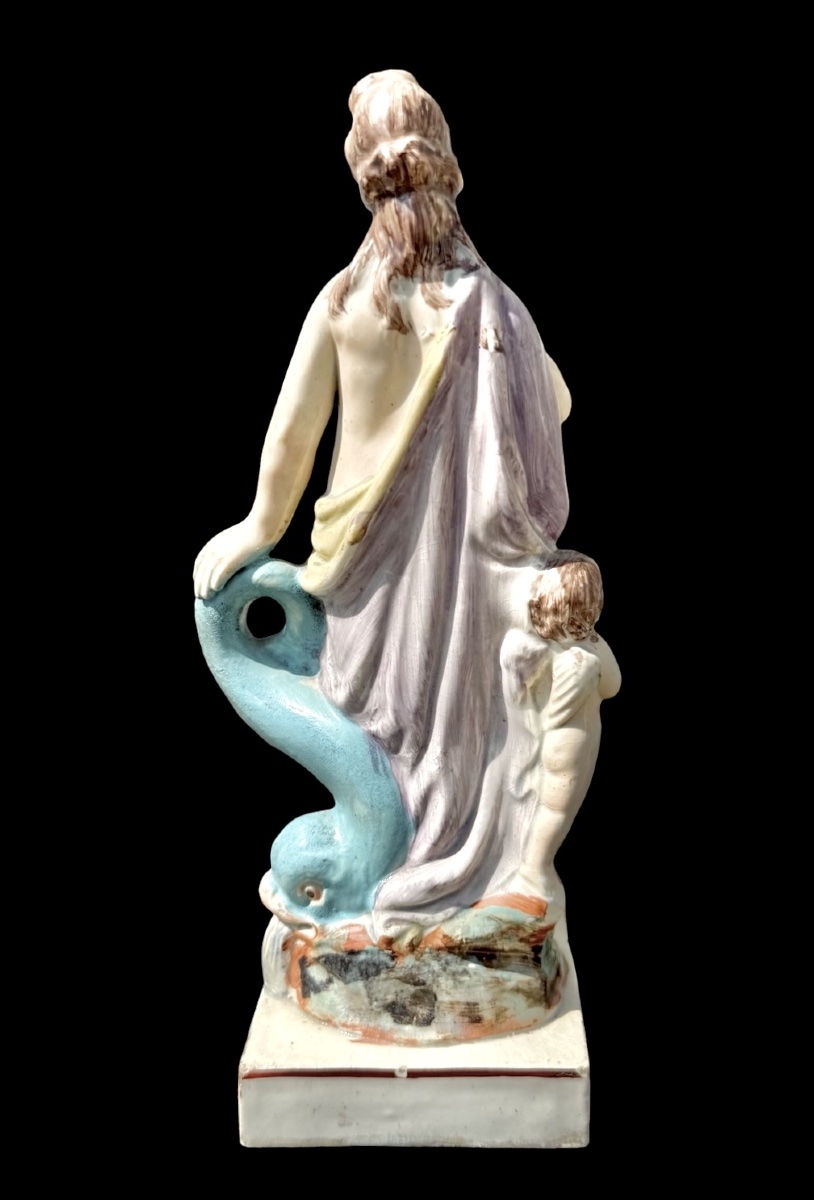 Figura in terraglia  policroma ( pearlware) di Venere con delfino e cherubino. Inghilterra.-photo-3