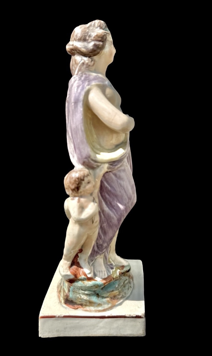 Figura in terraglia  policroma ( pearlware) di Venere con delfino e cherubino. Inghilterra.-photo-4