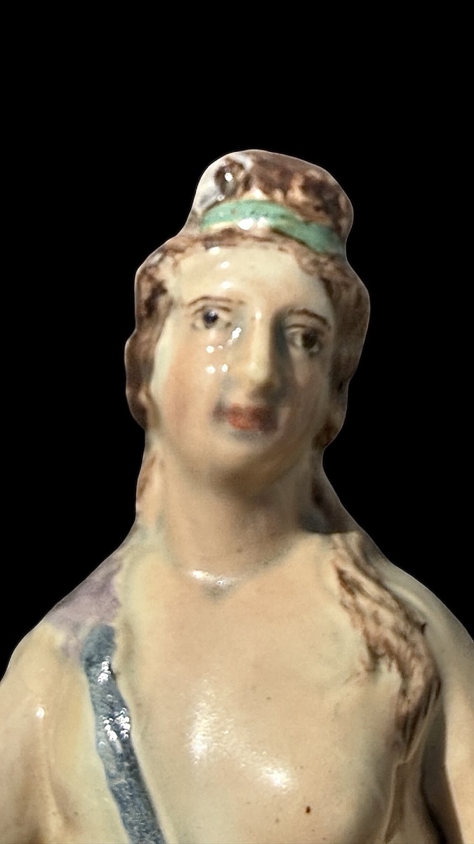 Figura in terraglia  policroma ( pearlware) di Venere con delfino e cherubino. Inghilterra.-photo-1